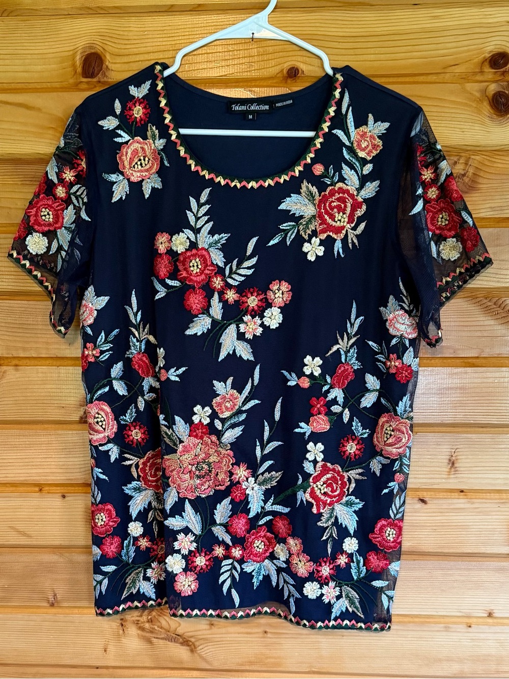 Gorgeous Tolani Collection Navy Floral Embroidered Short Sleeve Top